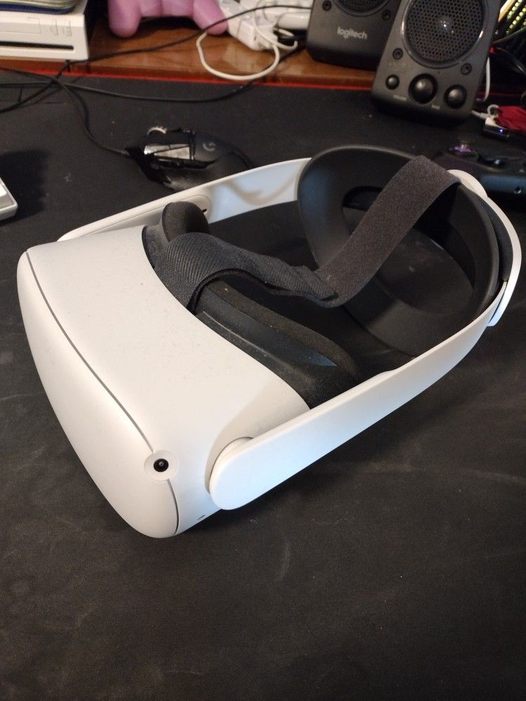 Quest 2 With Controllers in Great Condition