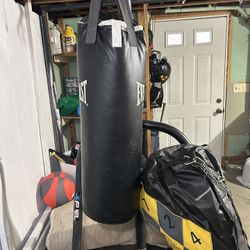 2 HEAVY BAGS / BOXING STAND