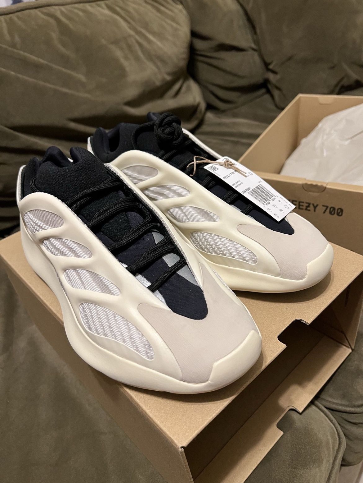 YEEZY 700 V3
