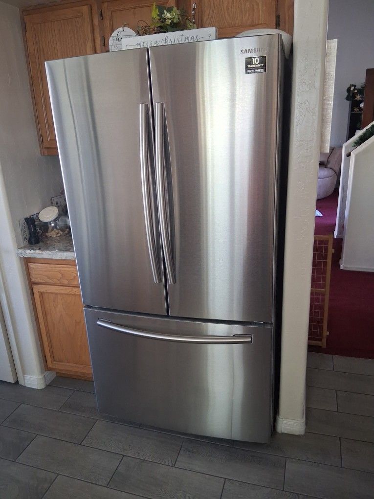 Samsung Large Refrigerator In Excellent Condition Works Good 275 No Ice Maker