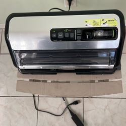 Food Saver.   Vacuum And Seals 