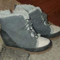 Women's wedge snow boot Size 8.5