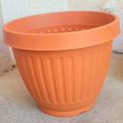 NEW  XL Plastic Pots