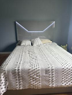 BRAND NEW QUEEN BED W/ MATRESS