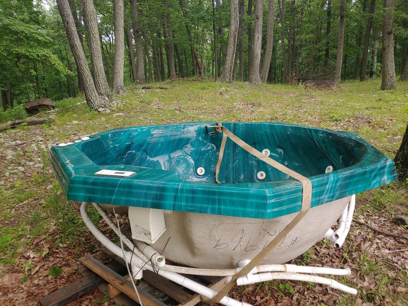 Hot Tub & Spa! Good condition! Ready for pickup!