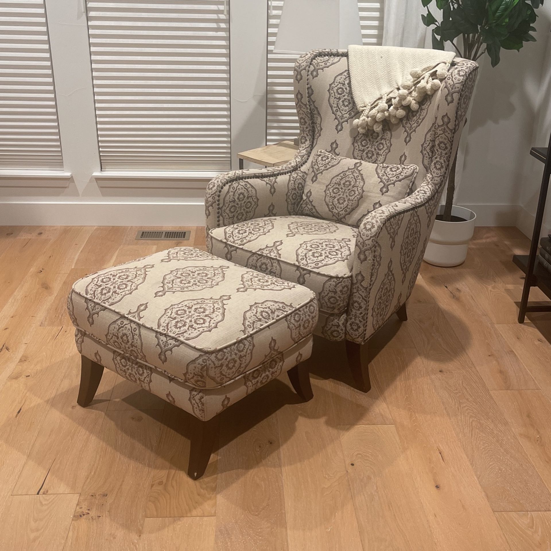 Traditional Lounge Chair With Ottoman, Medallion Pattern With Nailheads