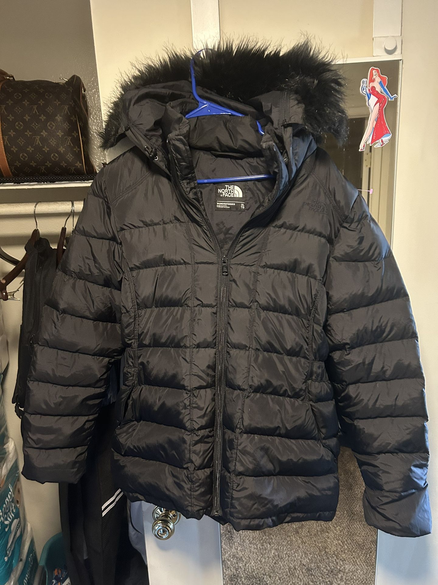 This is a The North Face Women's Gotham Jacket, a black down puffer jacket with a faux-fur trimmed hood XL