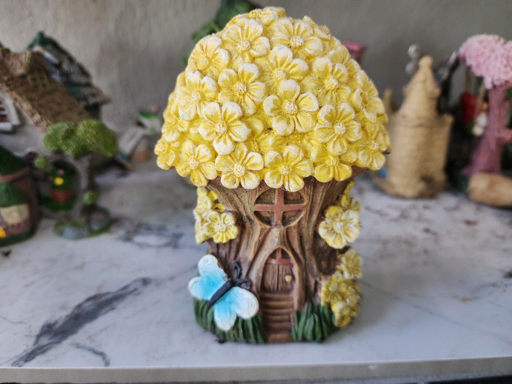 Gnome House. Yellow Flower Roof. Last One San Lorenzo