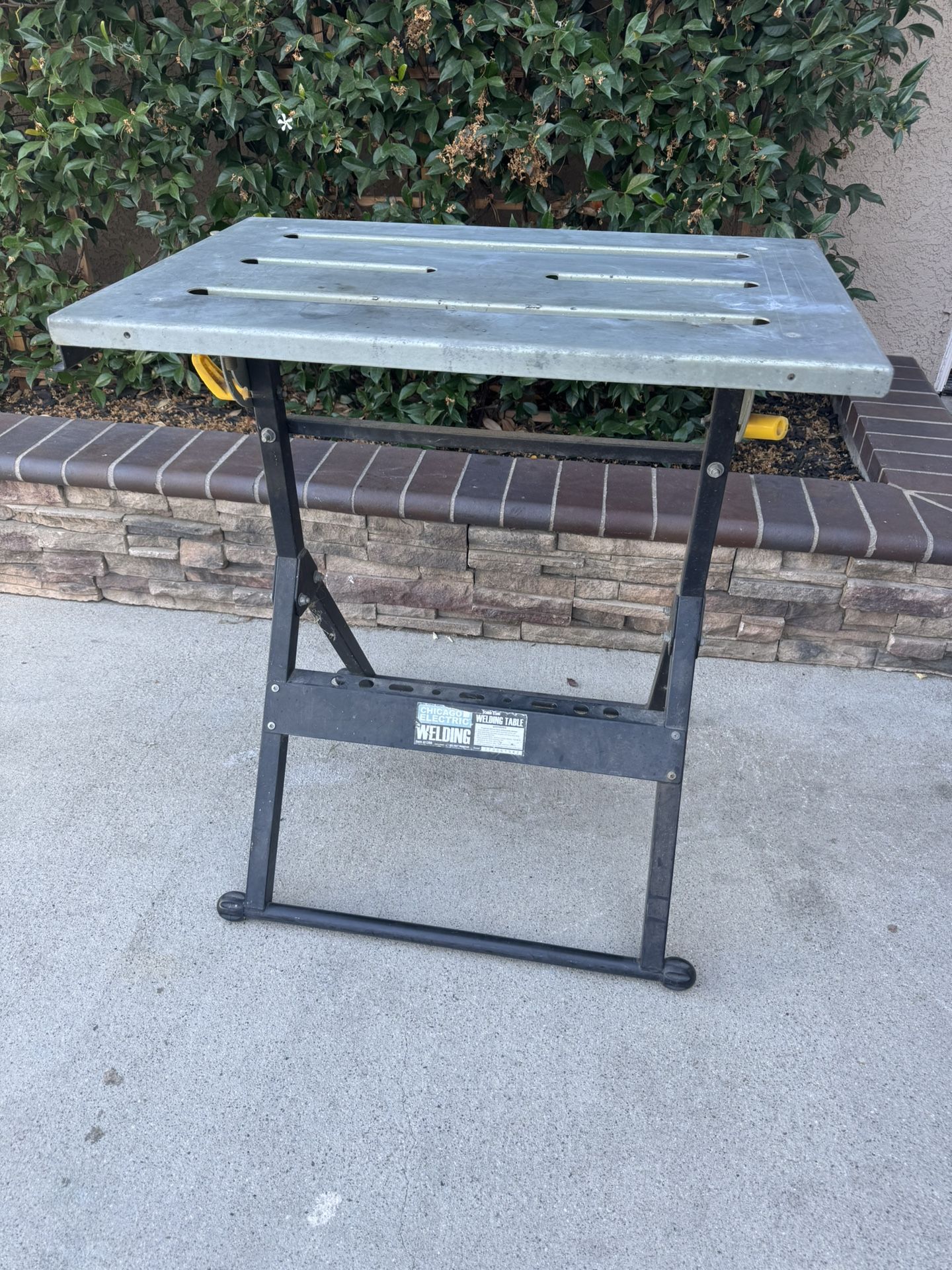 CHICAGO ELECTRIC Adjustable Steel Welding Table