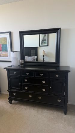 Queen Bedroom set - Black in color