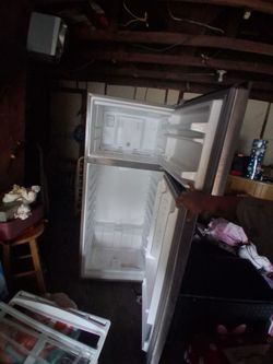 Refrigerator/ Icebox (Whirlpool)