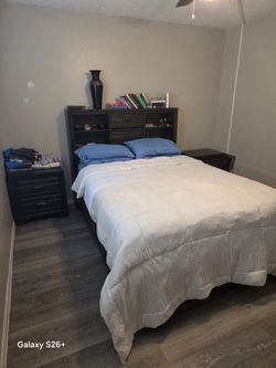Like new queen set w mattress