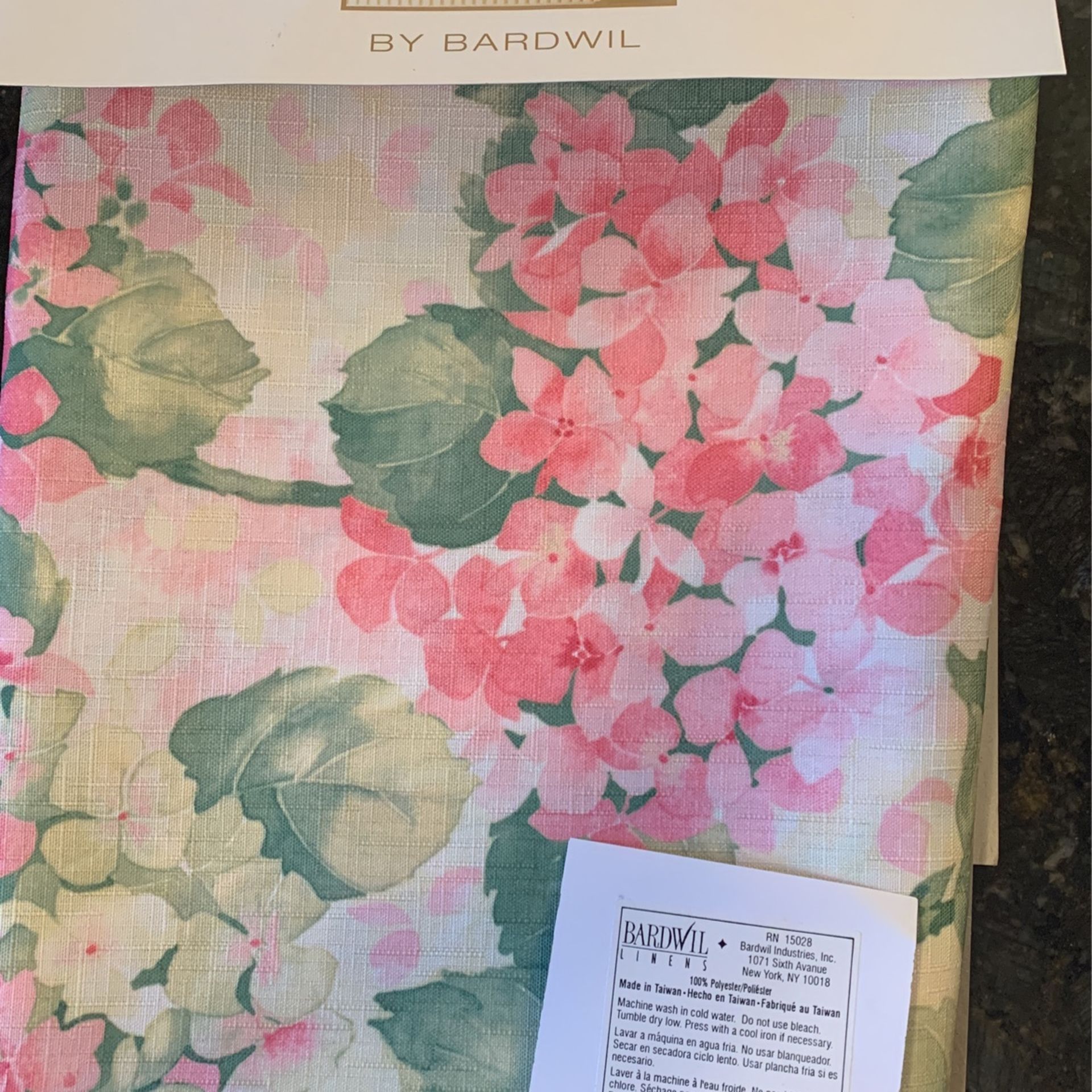 Bardwil Linens “Martha’s Vineyard” Hydrangea Floral Tablecloth/Napkins