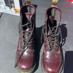 DR.  MARTENS WOMENS  BURGUNDY