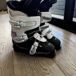 Salomon Girls Ski Boots Size 22