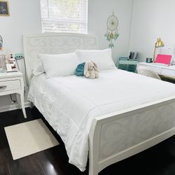 Bedroom and Set: Full size Bed, Nightstand and Dresser in good conditions