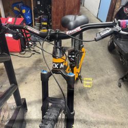 The bike is a trek, full suspension with Fox front suspension, renthal handlebars, very good brakes, good tires, yellow with black I take care of it v