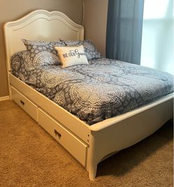 Bedroom set with trundle for storage or second bed