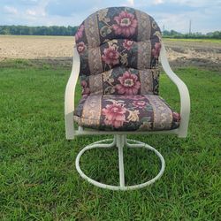Rocking Patio Chair turns 360-degree