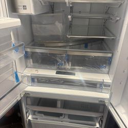 Frigidaire refrigerator with ice maker and water dispenser
