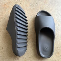 Black Adidas Yeezy Slides Men’s 11