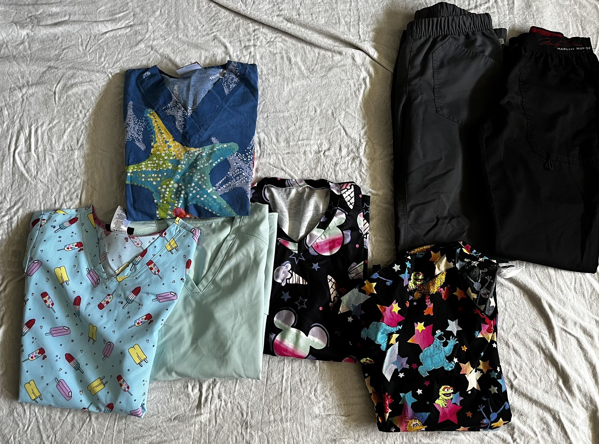 Women’s Scrubs Size XS (2 Pair Pants & 5 Tops)
