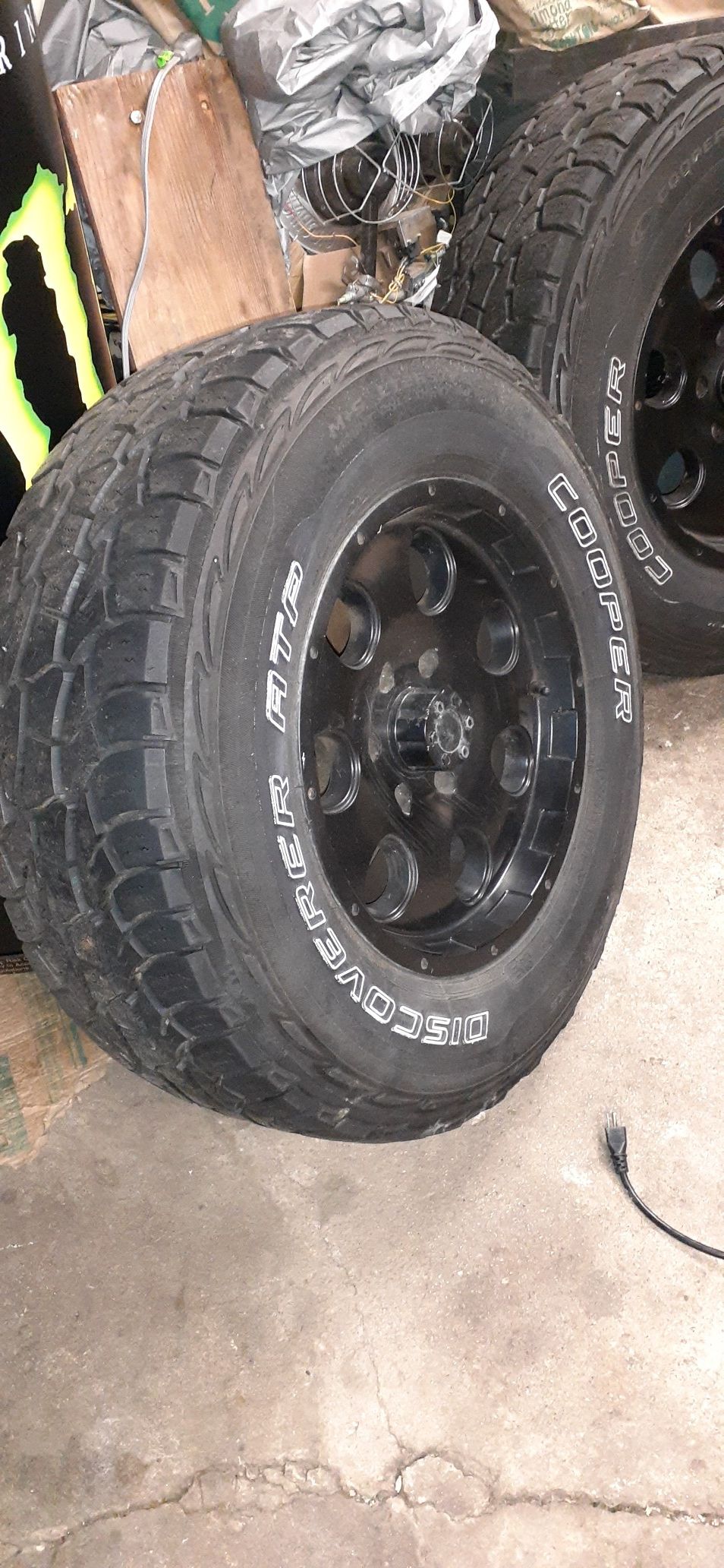 Tires 275/75R17 GMC Toyota