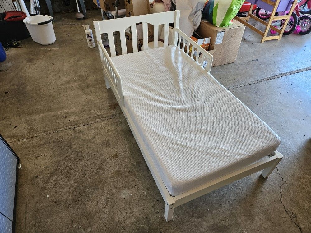 Toddler Bed And Mattress (White)