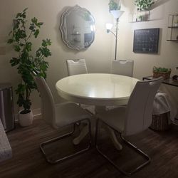 Dining table & Chairs