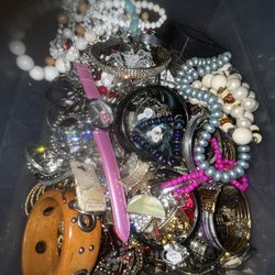 Huge Wearable Jewerly Lot Over 150 Pieces 6lbs 