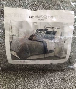 Liz Clairborne Reversible Comforter Set