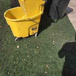 Rubbermaid Commercial Products
WaveBrake 35 Qt. 2.0 Side-Press Mop Bucket with Drain, Yellow