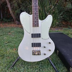 Schecter Ultra Bass 05' w/case