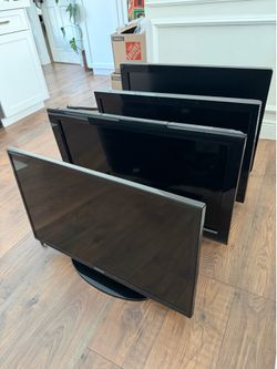 Lot of 4 TVs