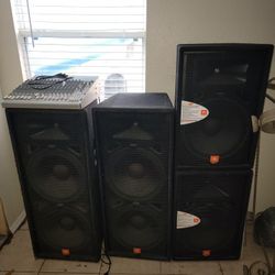 Jbl Speakers  And  A Mackie Mixer  16 Channel 