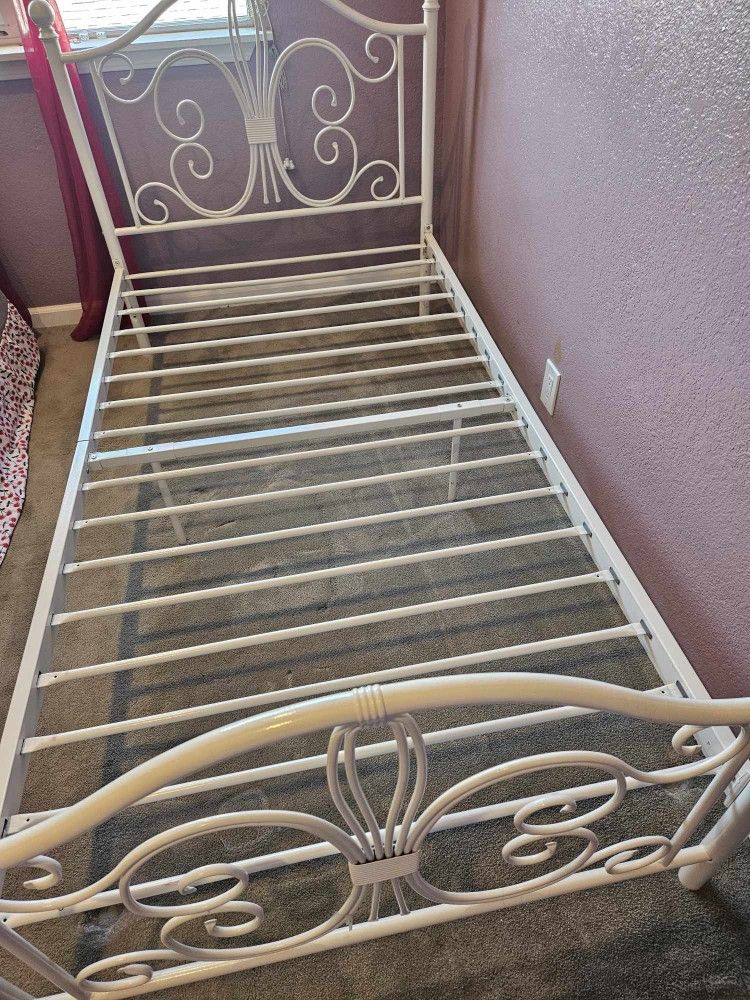 Beautiful Twin Bed It's New And Good Condition