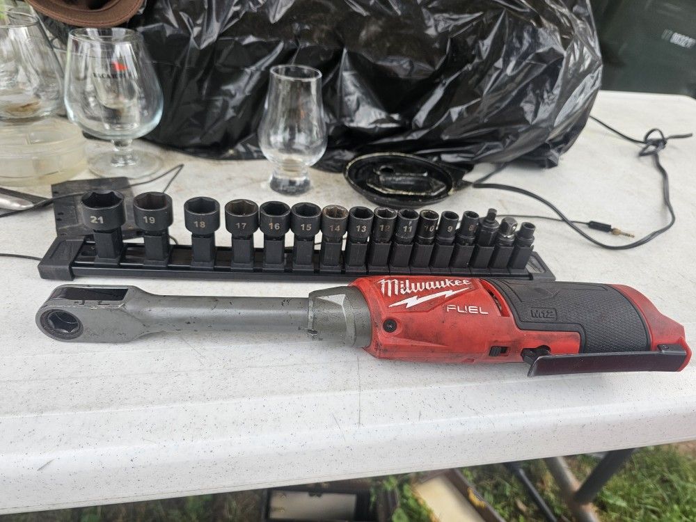 Milwaukee M12 FUEL INSIDER 1/4in.–3/8in. Extended Reach Box Ratchet, Drive Size