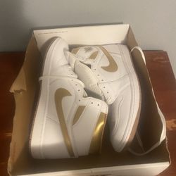 Air Jordan 1 High OG Gold Metallic 