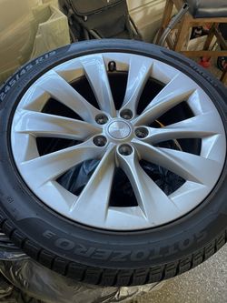 Set of Tesla Winter Tires (4) 19” Slipstream Wheel and Tire Package Very slightly used. See photos