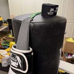 Everlast Standing Punching Bag With Gloves/wraps