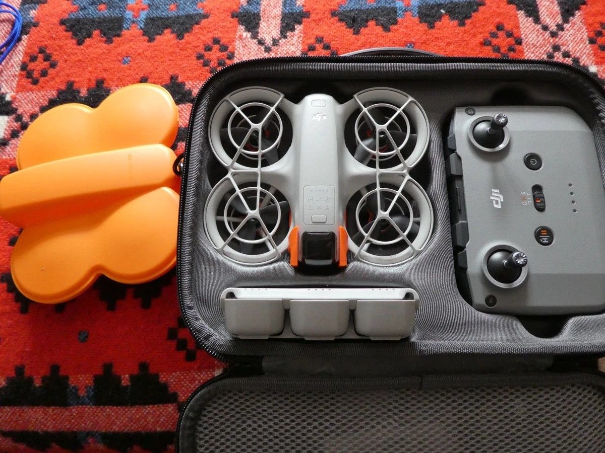 DJI Neo Fly More COMBO, Mini Drone 4K UHD Camera - USED TWICE - EXTRAS