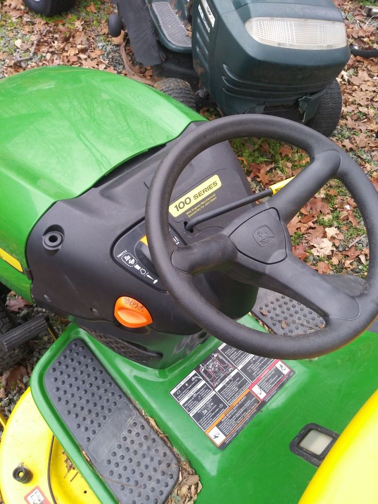 John deer LA105 riding lawn mower runs an cuts good 19.5hp 42"deck