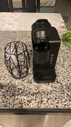 K cup coffee maker with cup holder