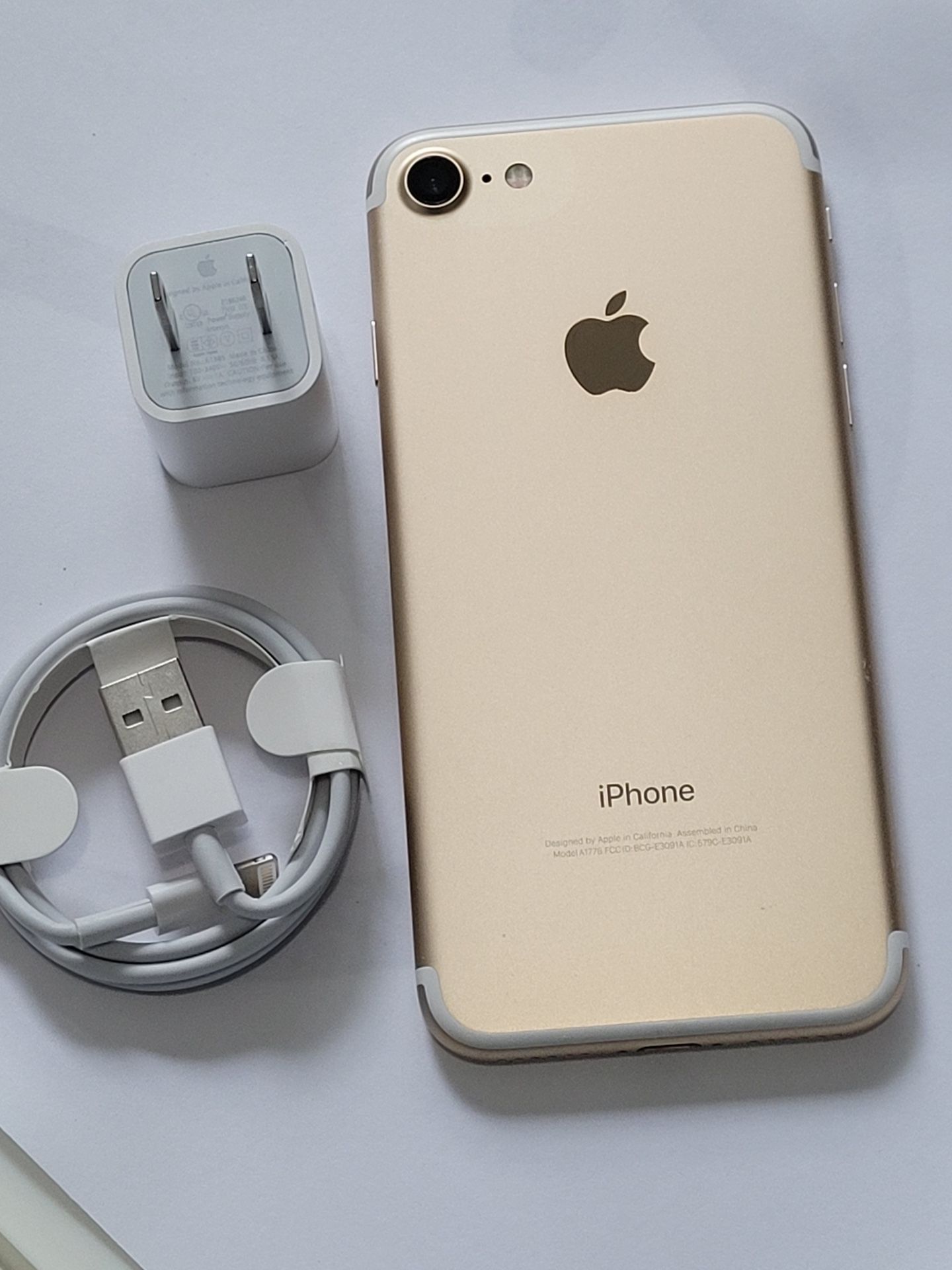 iPhone 7, Unlocked, works any company sim card any country internationally