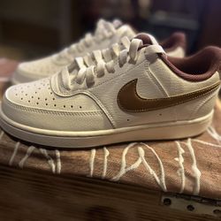 Nikes.   Sz 7 (women) 