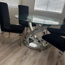 Dinning Table And Chairs 
