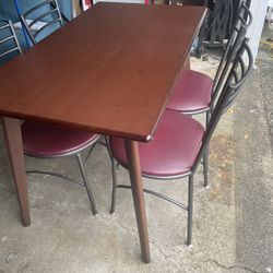 Nice Dining Table With 4 Leather Chairs 