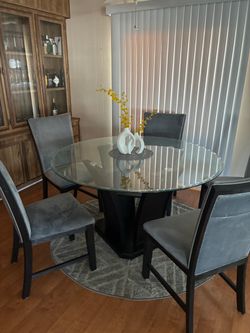 Beautiful dining room table, barely used