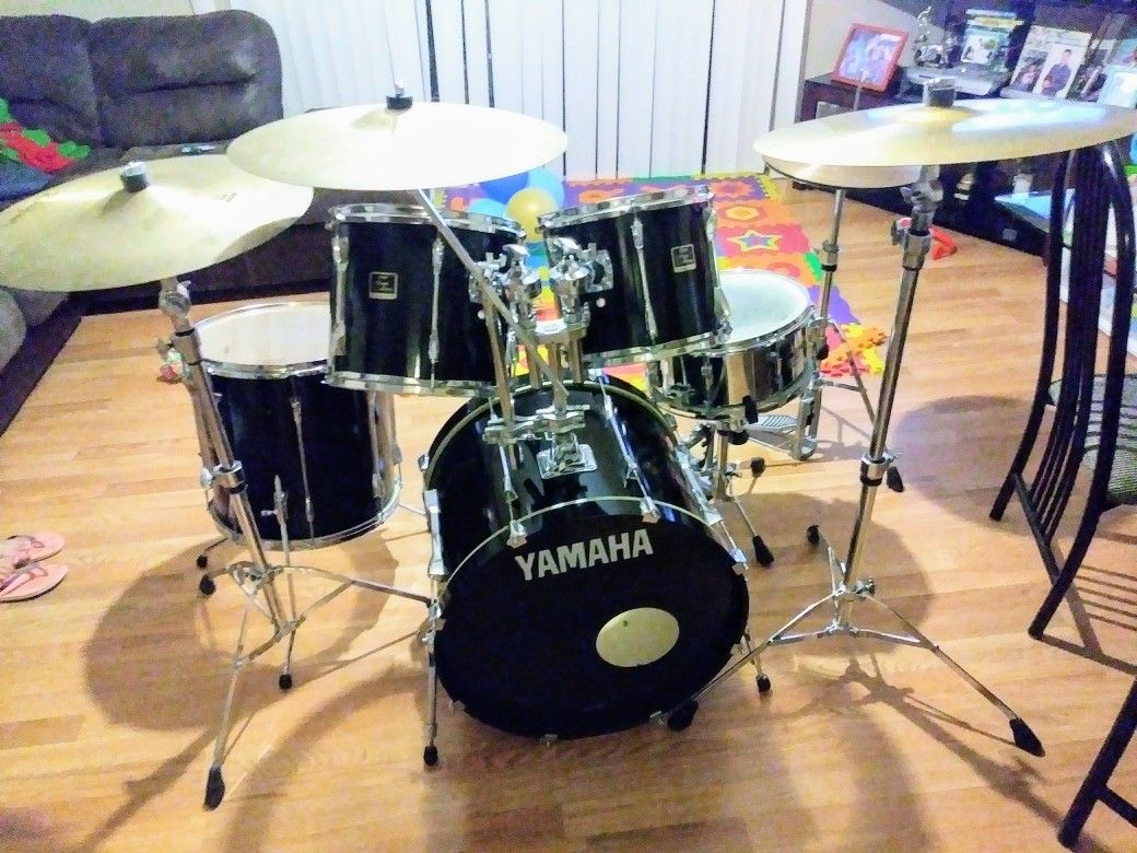 YAMAHA STAGE CUSTOM DRUM SET