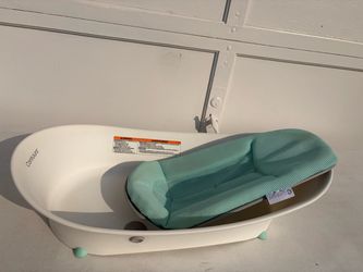 Baby bathtub with inset